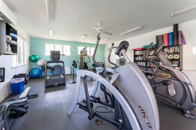 Building Photo - Beautiful Renovated and Furnished 2 bed/2 bath, walk to the beach