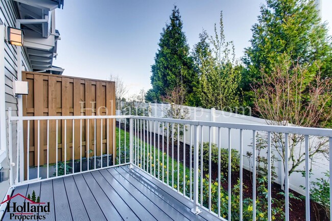 Building Photo - Experience Comfort and Style in This Elegant Murrayhill Townhome!
