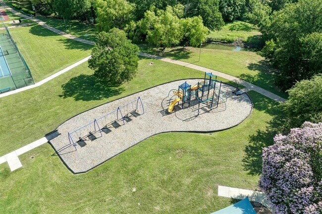 Building Photo - 2022 Balsam Way
