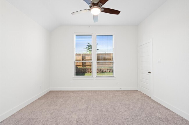 Building Photo - 325 Mallorn Ln