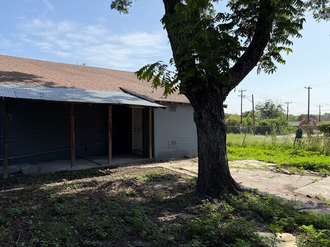 Building Photo - Single Story 2-Bedroom Home Ready for Move In!