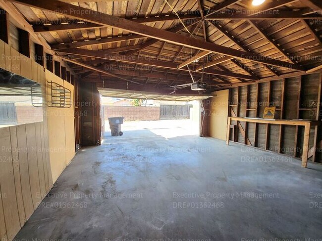 Building Photo - 3 bedroom/ 2 bathroom home located near th...
