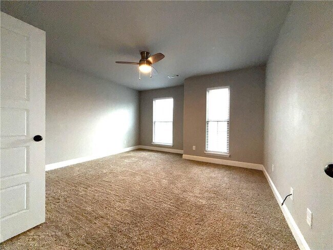 Building Photo - 4504 SW Plumley Ave