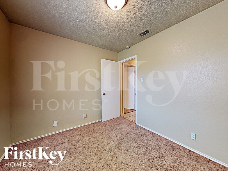 Building Photo - 1409 Grovecrest Dr