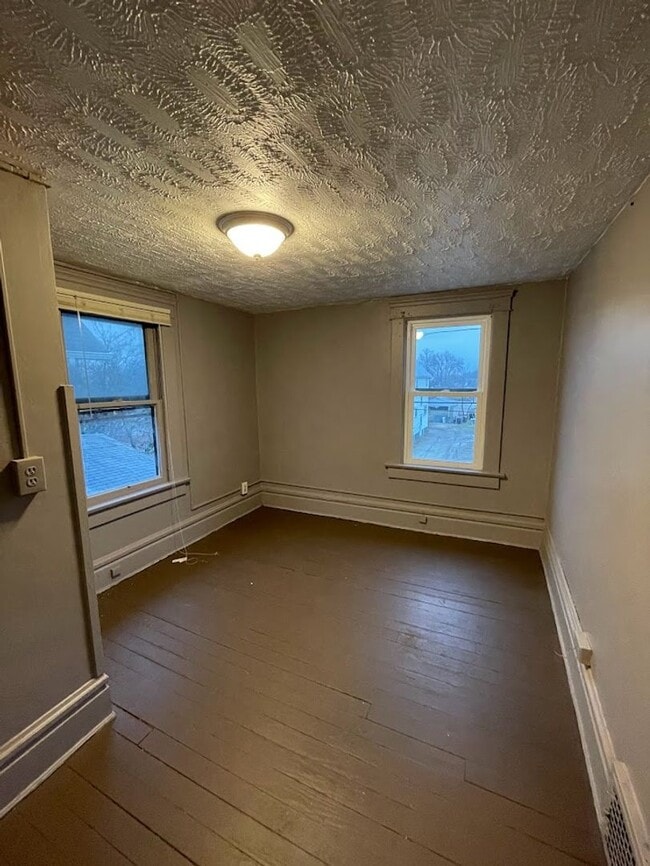 Building Photo - Three bedroom one bathroom home for rent!