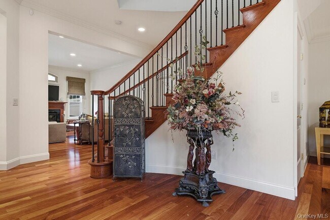 Building Photo - 702 Equestrian Way