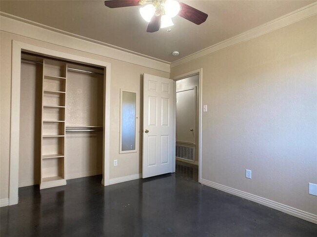 Building Photo - 1009 Grey Castle Dr