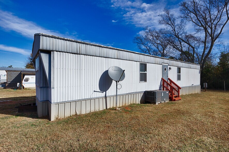 Building Photo - 2303 Highway 20