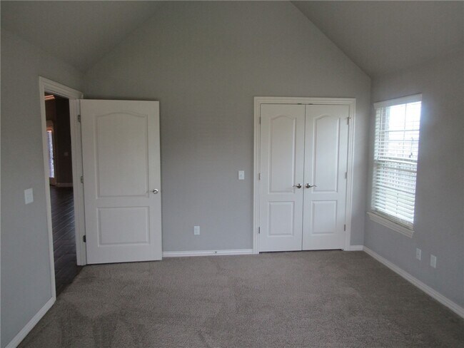 Building Photo - 4200 SW Rhinestone Blvd