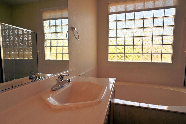 Building Photo - Siena Golf Course Home for Rent! Amazing 55+ Community!