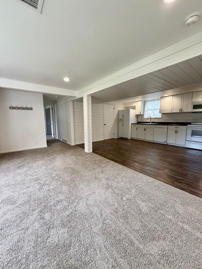 Building Photo - Four Bedroom Home in Kalamazoo
