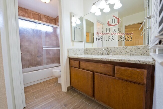 Building Photo - SW-4 bed/3 bath + pool house