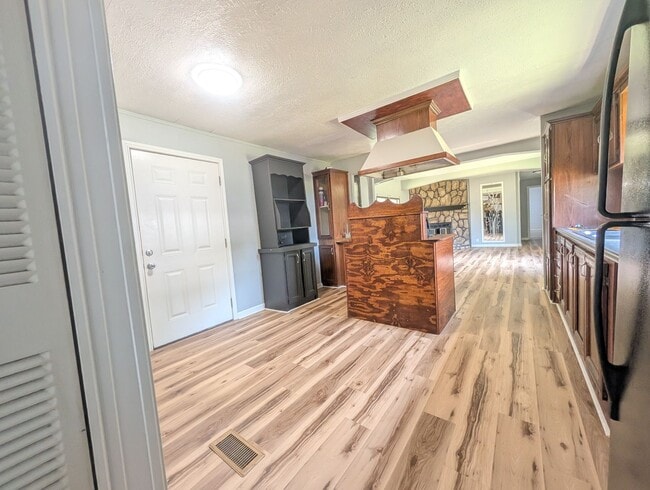 Building Photo - 107 Country Ln