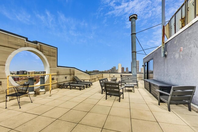 Building Photo - 1309 N Wells St