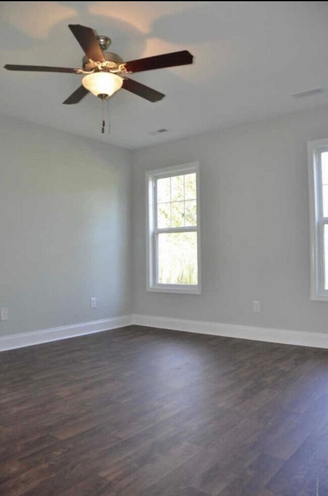 Building Photo - Townhome in Desirable Croatan Crossing Sub...