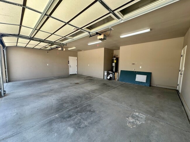 Building Photo - Gorgeous 3 bedroom, 2 bathroom home with 3 car garage