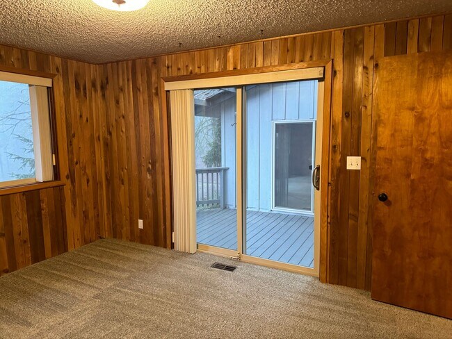 Building Photo - Spacious secluded house in Thurston Hills!