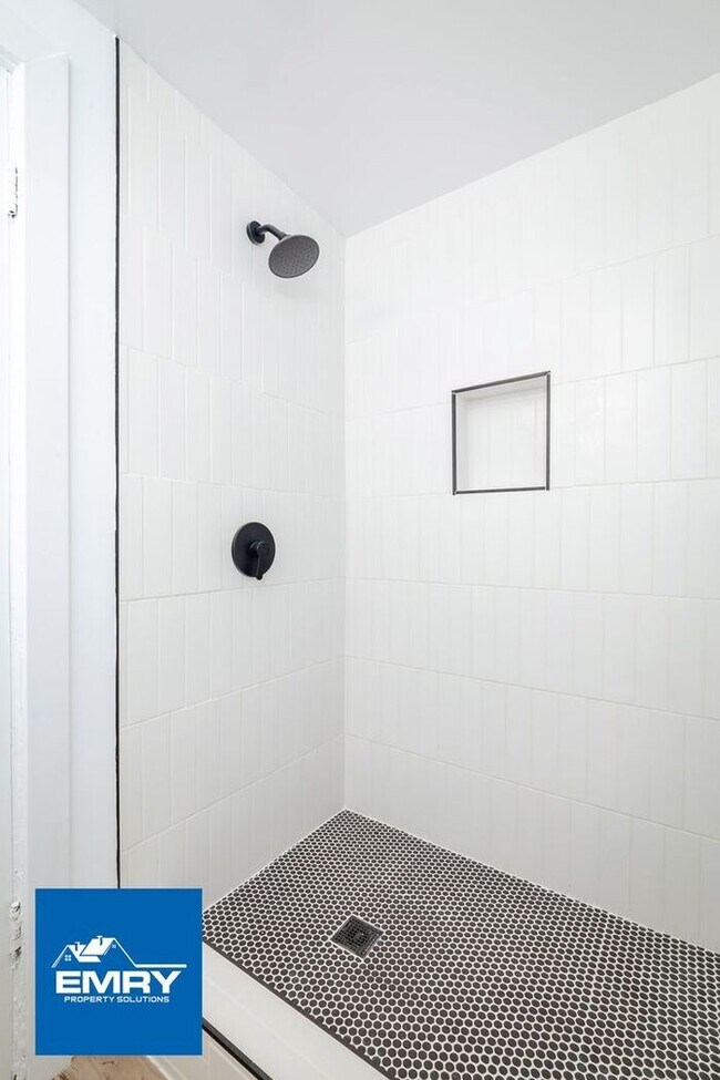 Building Photo - GREAT LOCATION 4 BEDROOM 2 BATH HOME IN WH...