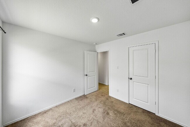 Building Photo - Up to 1 Month of FREE RENT!!!
