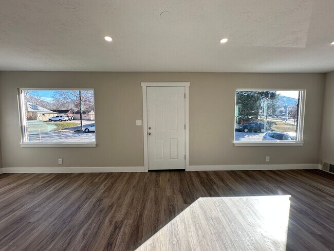 Building Photo - Darling remodeled 5 bedroom 2 bathroom home in the heart of Ogden