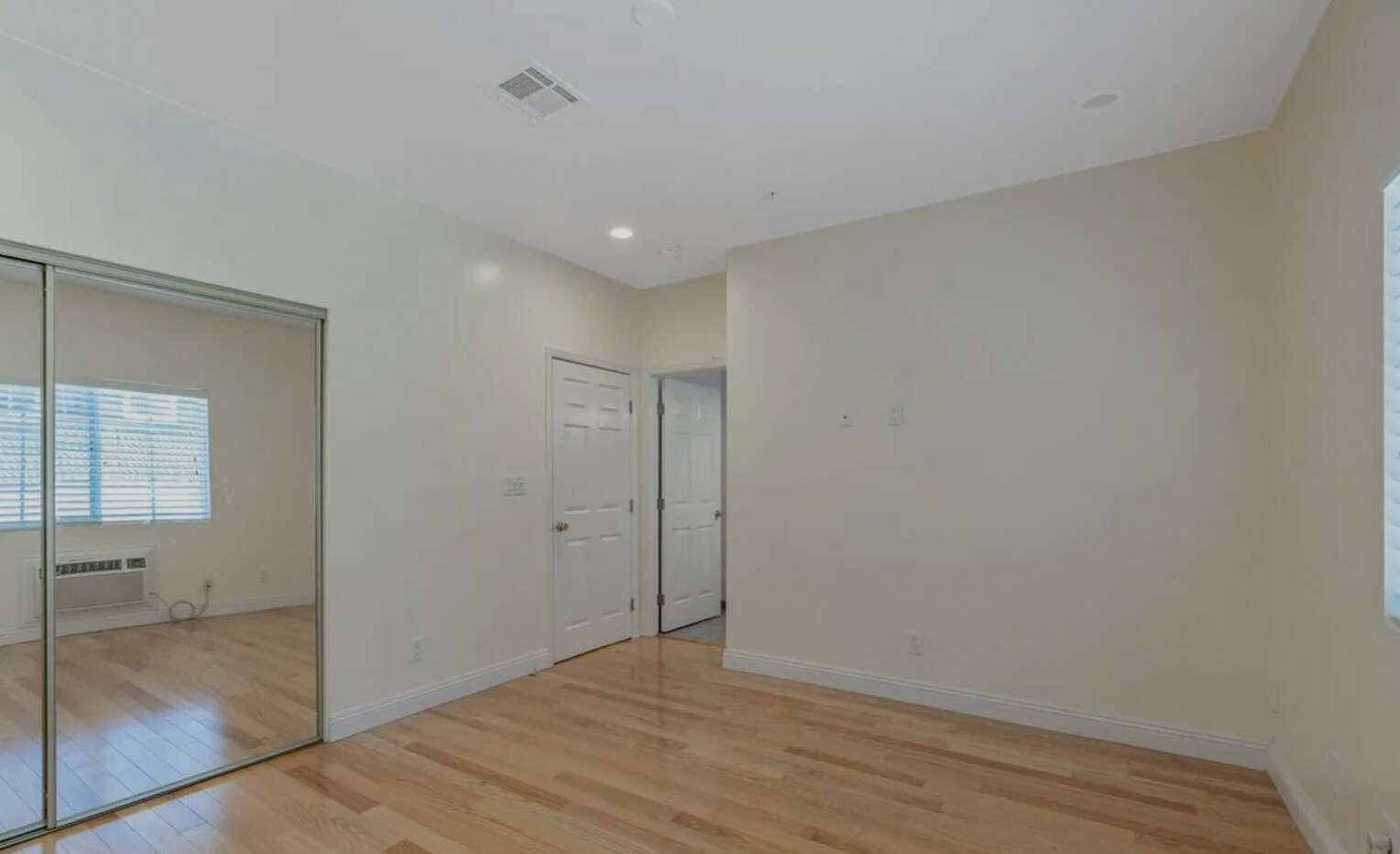 Building Photo - 2020 Hillcrest Dr