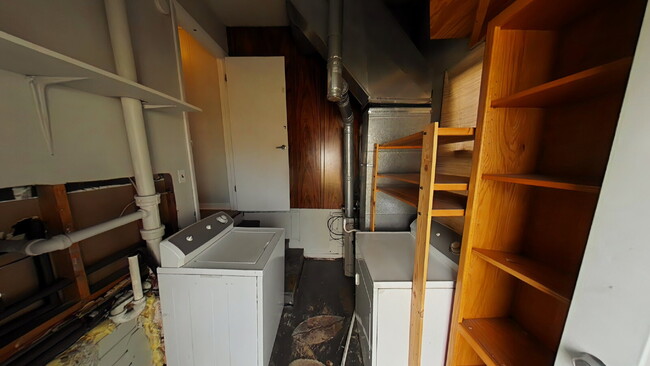 Building Photo - " 2-Bed Oasis in Heart of Royal Oak – Cozy...