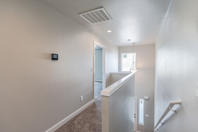 Building Photo - 3 Bed, 2.5 Bath Duplex in Royal City