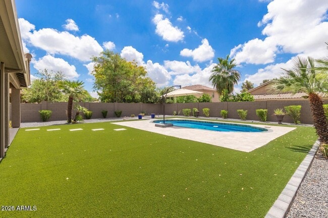 Building Photo - 2111 E Yellowstone Pl