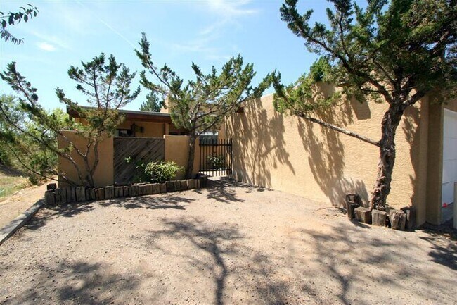 Building Photo - 830 Live Oak Rd NE