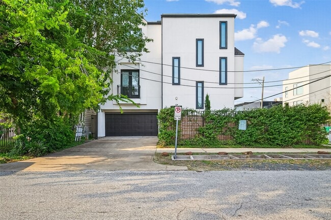 Building Photo - 5104 Lillian St