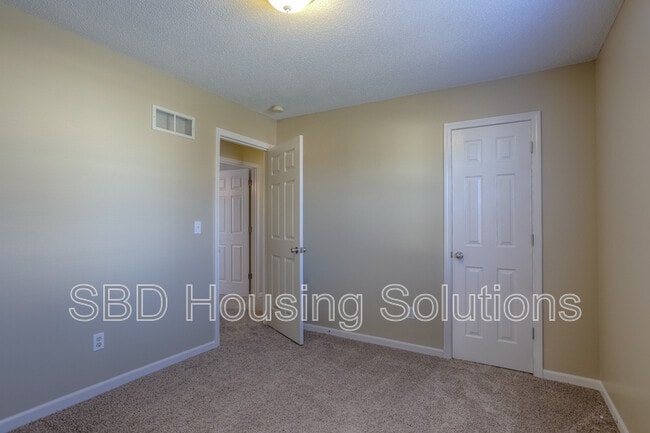 Building Photo - 1129 NE Bryco Dr
