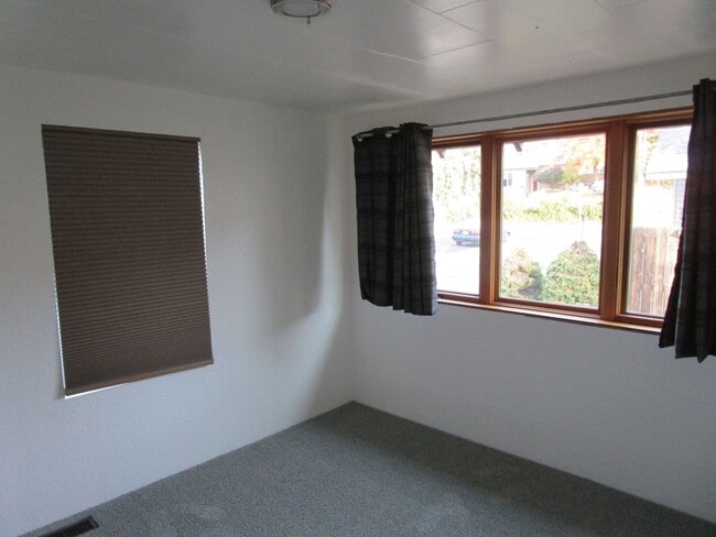 Building Photo - Custom 3 Bedroom Home Near Ochoco Creek Pa...