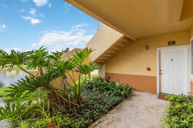 Building Photo - Spacious 2/2 condo with beautiful water vi...