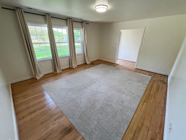 Building Photo - Gorgeous 3 bedroom, 2 bathroom brick home ...