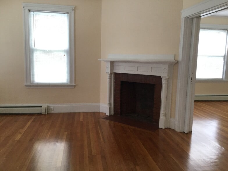 Living area/bedroom - 88 North Ave