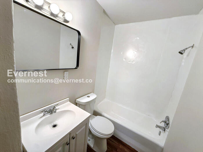 Building Photo - 203 9th Ave W