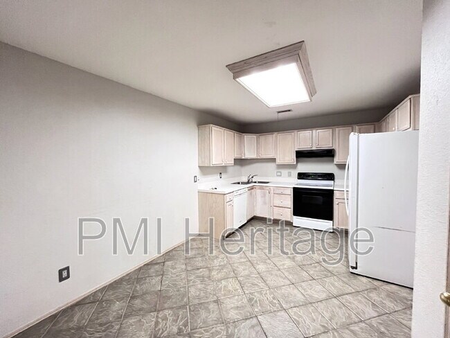 Building Photo - 886 N Daisy Ln