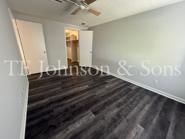 Building Photo - Cozy & Stylish 2BR Home with Fireplace, Su...