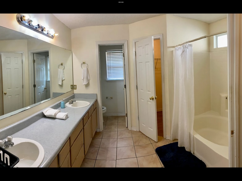 Building Photo - 853 Ladner Dr