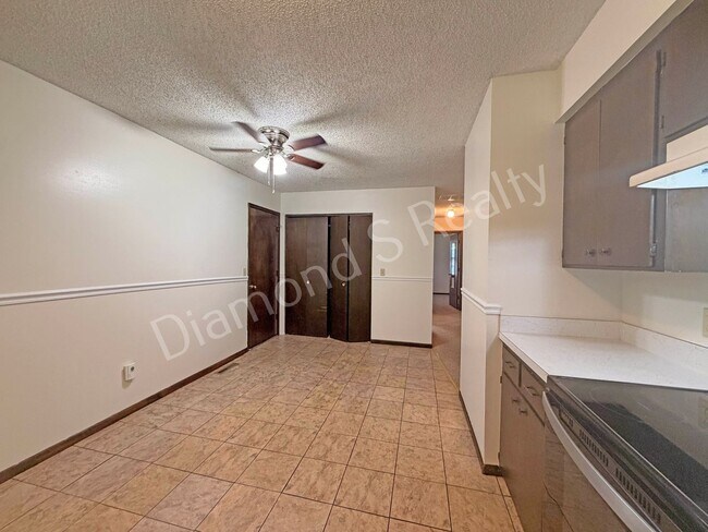 Building Photo - Charming 3 Bedroom Unit Available!