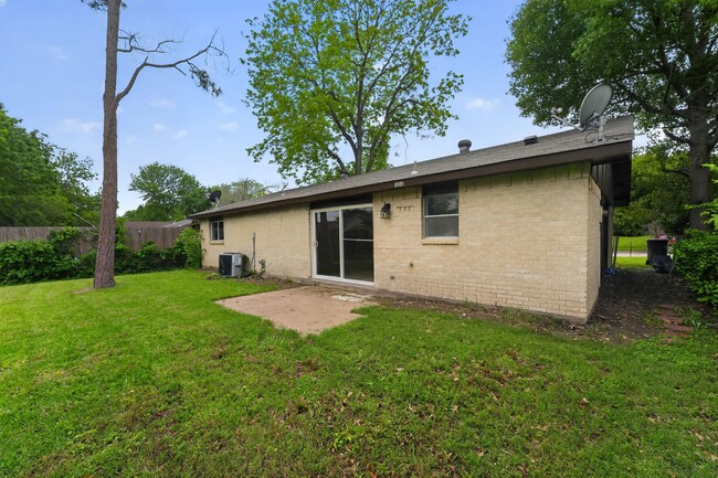 Building Photo - 302 Independence Dr