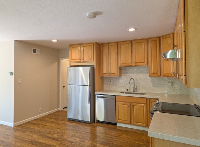 Building Photo - Beautifully Renovated Duplex Across from Blossom Hill Park