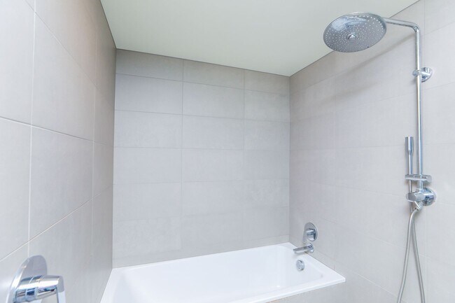 Building Photo - KOULA 2b2b1pkg Ready to Move In!