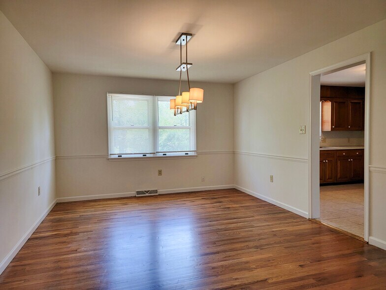 Building Photo - 1404 Carlton Dr
