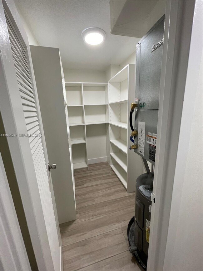 Building Photo - 1831 NE 38th St