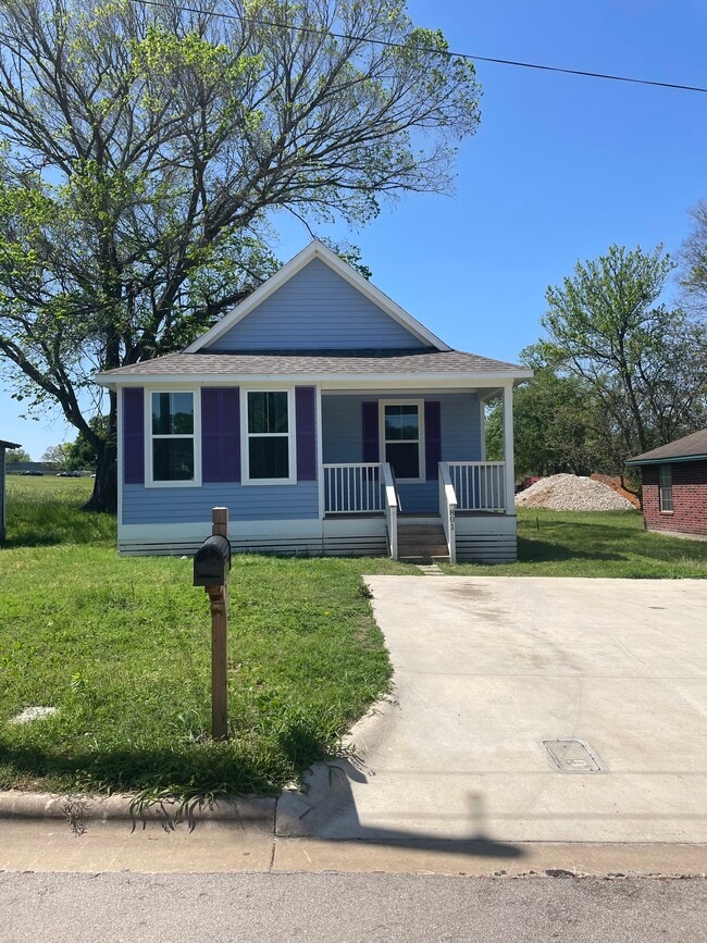 Building Photo - 801 Sabine St