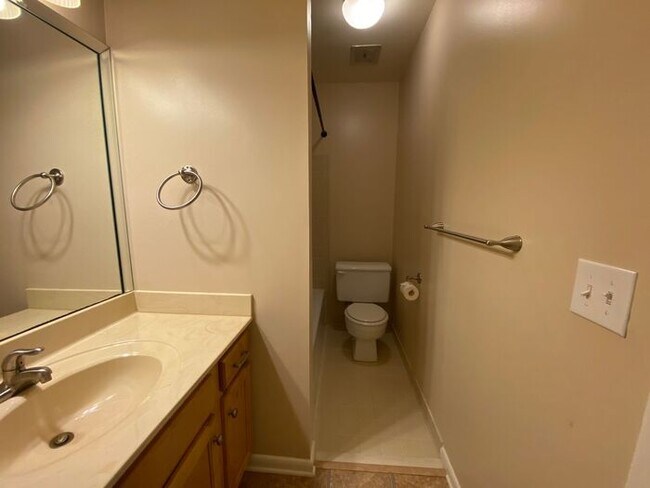 Building Photo - Half Off 1st Month - Large 2 Bed 2.5 Bath Apt in Green Hills - Vandy Belmont Lipscomb!