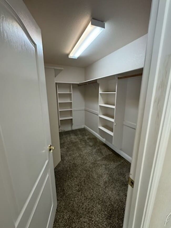 Building Photo - MOVE IN SPECIAL OF $500 OFF FIRST MONTHS RENT!