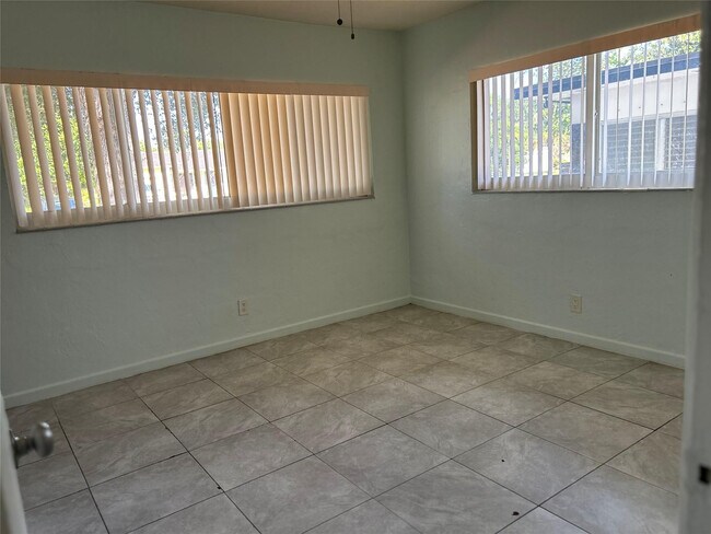 Building Photo - 701 W Evanston Cir