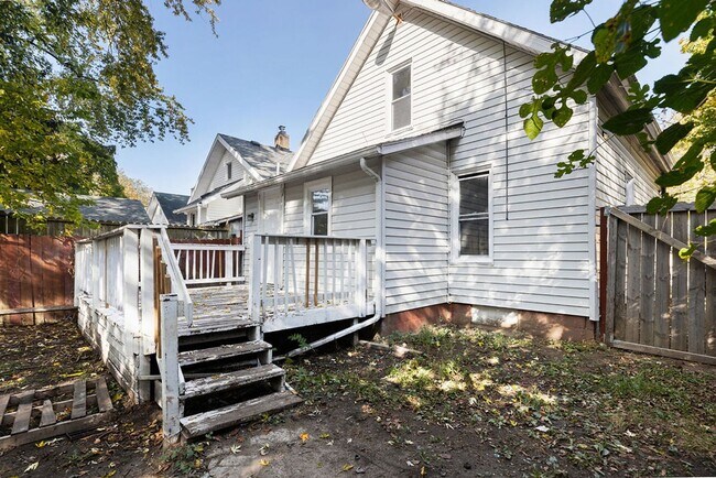 Building Photo - Centrally Located to Downtown Lansing